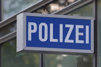 Ein Schild an einer Polizeiwache (Symbolbild): Ein Mann starb, nachdem er ins Polizeigewahrsam genommen wurde.