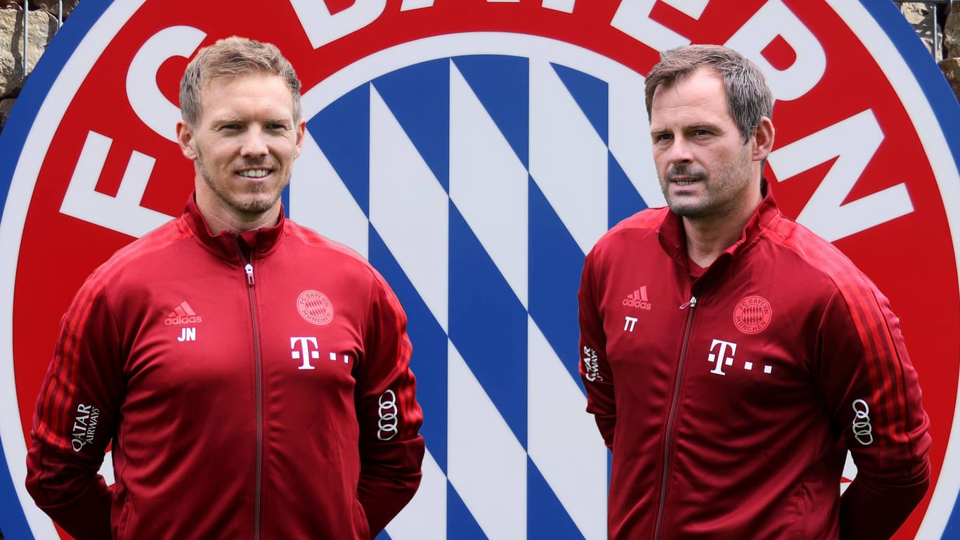 Julian Nagelsmann und Toni Tapalovic (r.): Der Bayern-Coach muss ab sofort ohne den langfährigen Torwarttrainer der Münchner auskommen.