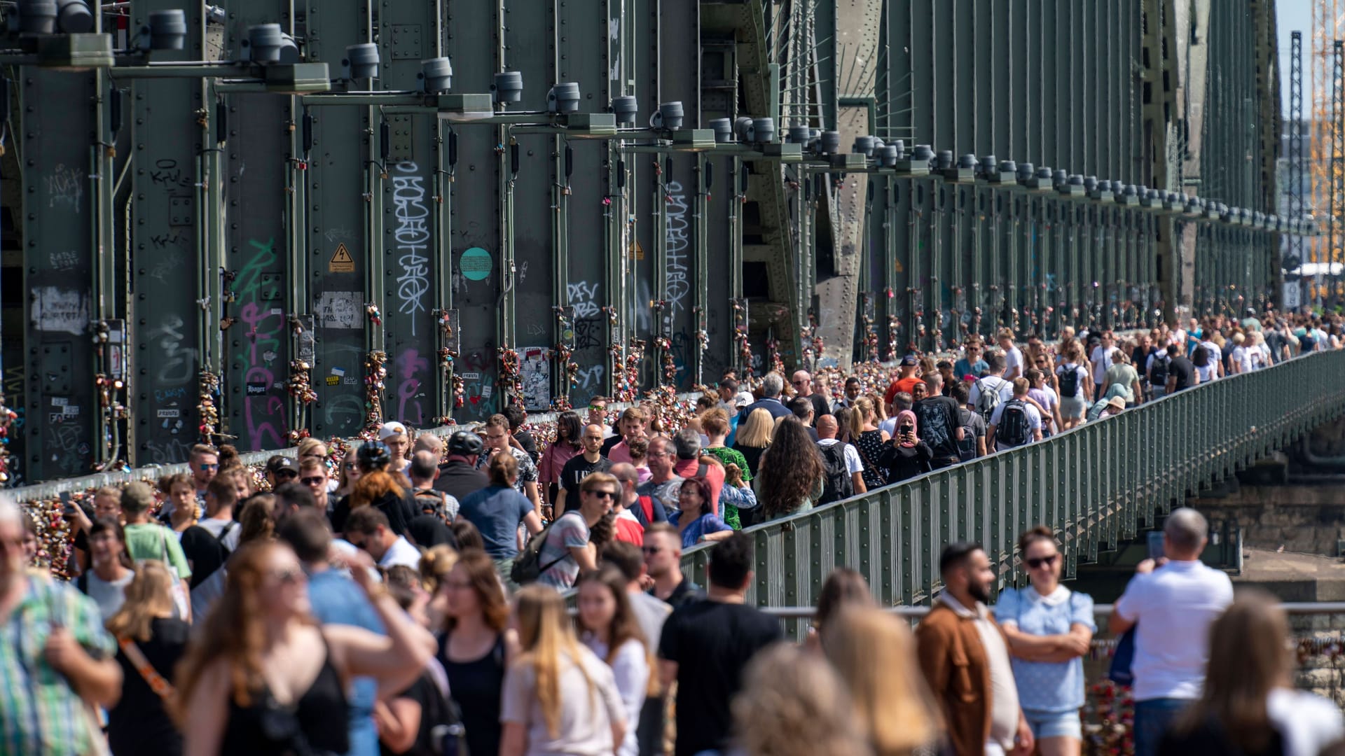 Hauptsache nicht im Gleichschritt: Solange jeder die Brücke in seinem eigenen Lauftakt überquert, spielt die Anzahl der Menschen keine Rolle.