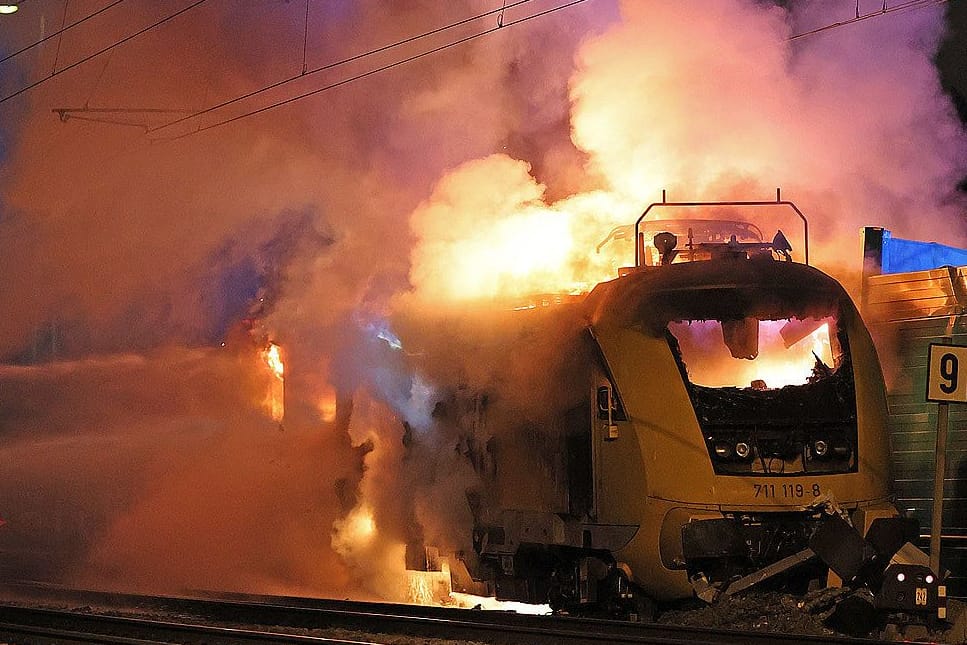 Einsatzkräfte löschen die Lok: Der Einsatz dauerte bis zum Freitagmorgen.