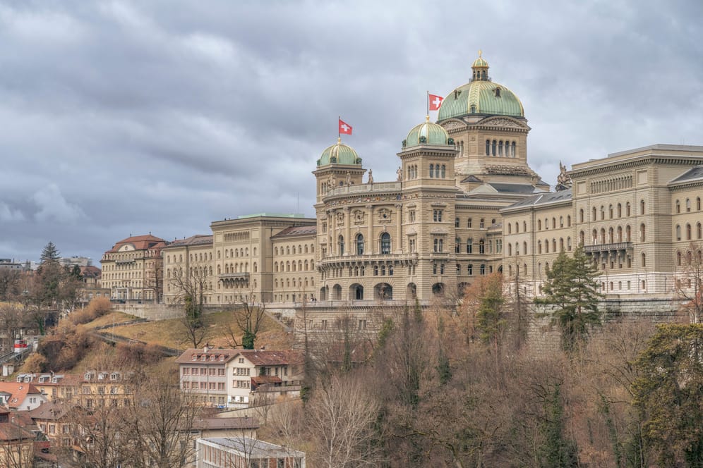 Das Schweizer Bundeshaus in Bern: Hier sitzen sowohl das Parlament als auch die Regierung, der siebenköpfige Bundesrat. Bisher ignoriert die Exekutive das Plastikproblem größtenteils.