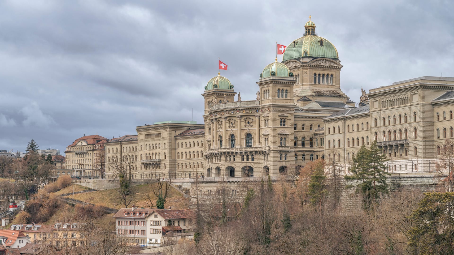 Das Schweizer Bundeshaus in Bern: Hier sitzen sowohl das Parlament als auch die Regierung, der siebenköpfige Bundesrat. Bisher ignoriert die Exekutive das Plastikproblem größtenteils.