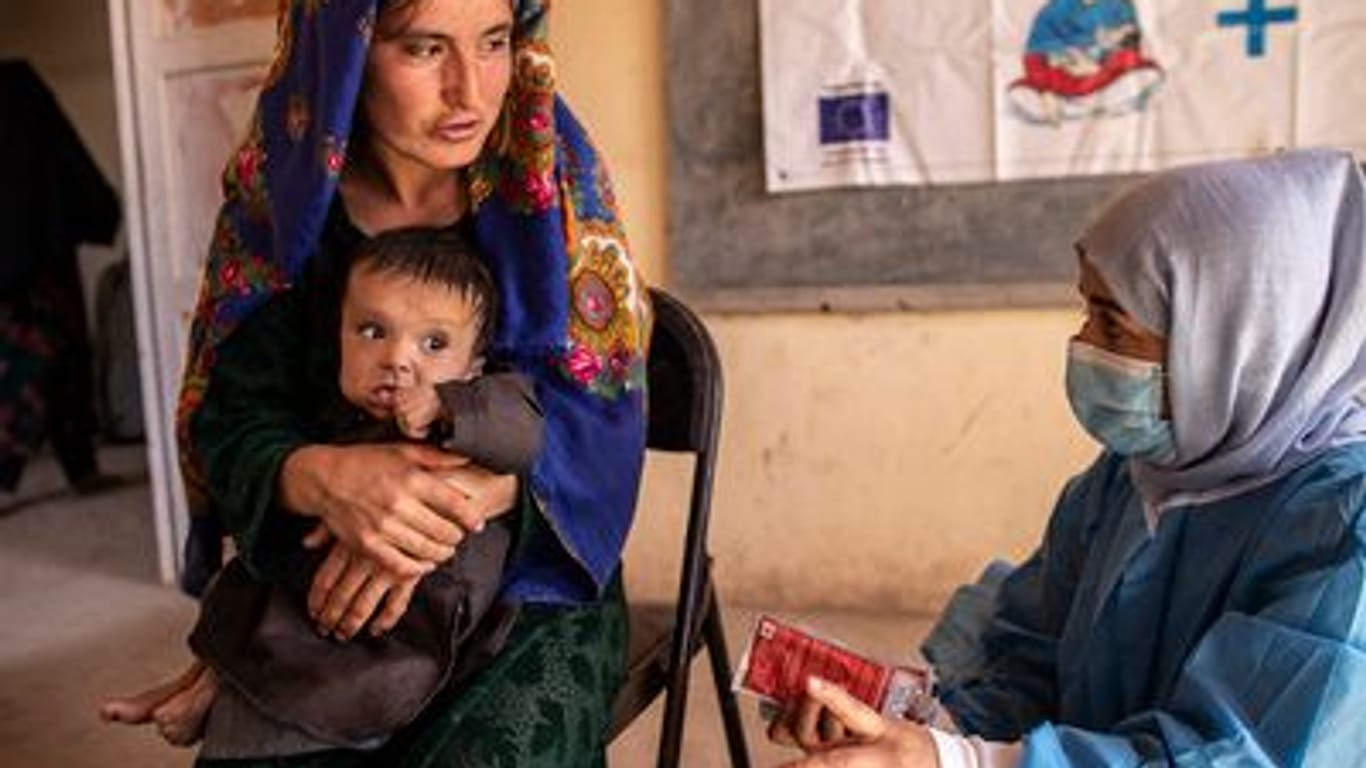 Eine Ernährungsexpertin berät die junge Mutter Nelab (22) zur Ernährung ihrer akut unterernährten Tochter Parsto (11 Monate): Seit November ist es Frauen verboten, in Nicht-Regierungsorganisationen zu arbeiten.