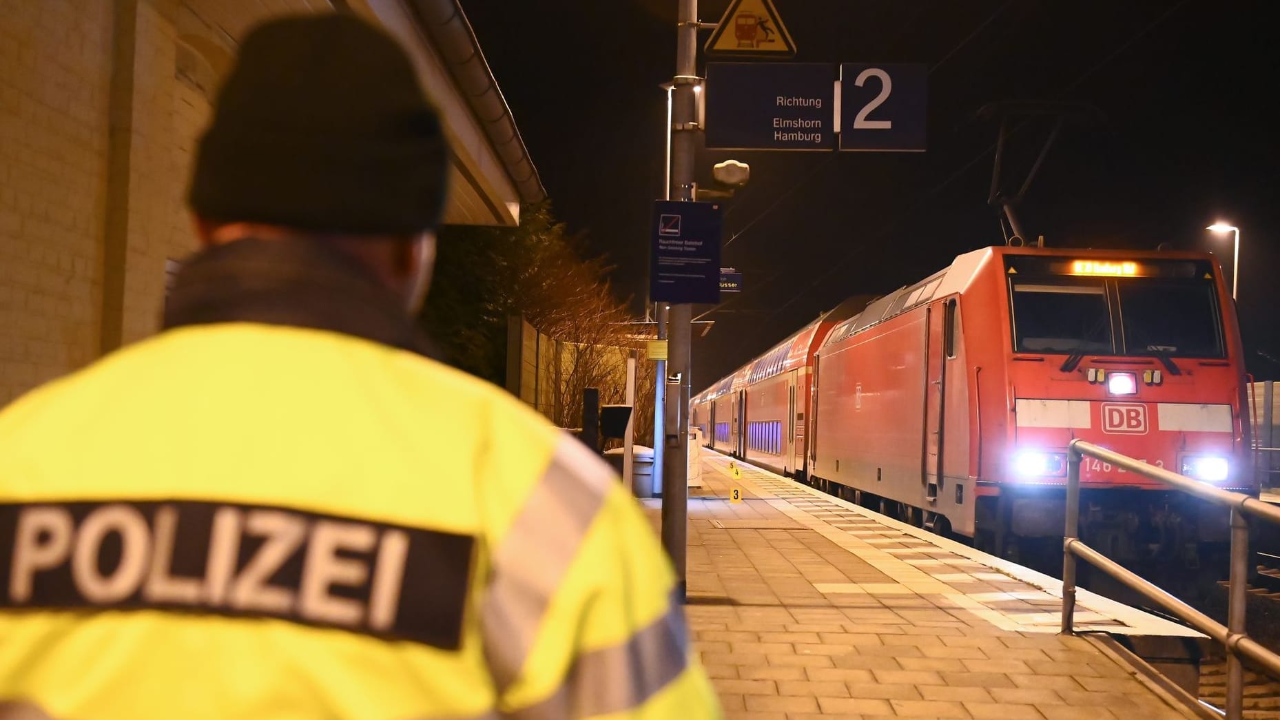 Bei einer Messerattacke in einem Regionalzug von Kiel nach Hamburg sind zwei Menschen getötet und mehrere verletzt worden. Die Tat ereignete sich nach Angaben der Bundespolizei kurz vor der Ankunft des Zuges im Bahnhof Brokstedt (im Bild) im Kreis Steinburg.