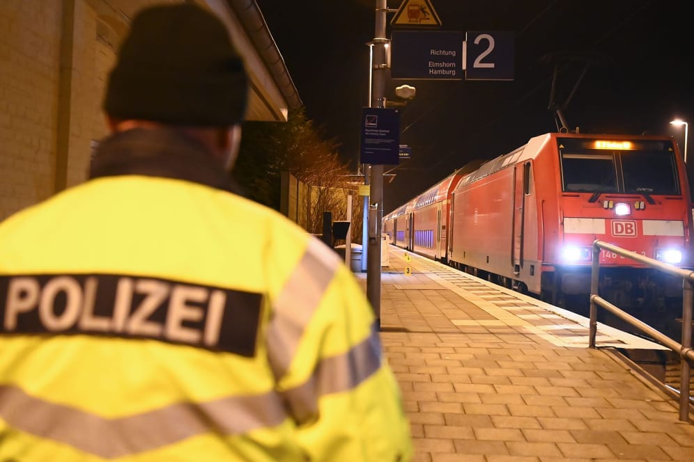 Bei einer Messerattacke in einem Regionalzug von Kiel nach Hamburg sind zwei Menschen getötet und mehrere verletzt worden. Die Tat ereignete sich nach Angaben der Bundespolizei kurz vor der Ankunft des Zuges im Bahnhof Brokstedt (im Bild) im Kreis Steinburg.