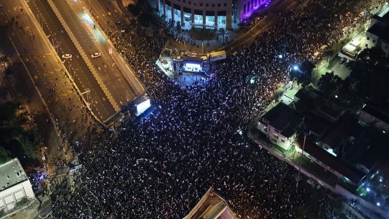 Mehr als hunderttausend Menschen sind in Tel Aviv auf die Straßen gegangen: Auch in anderen Städten wurde demonstriert.