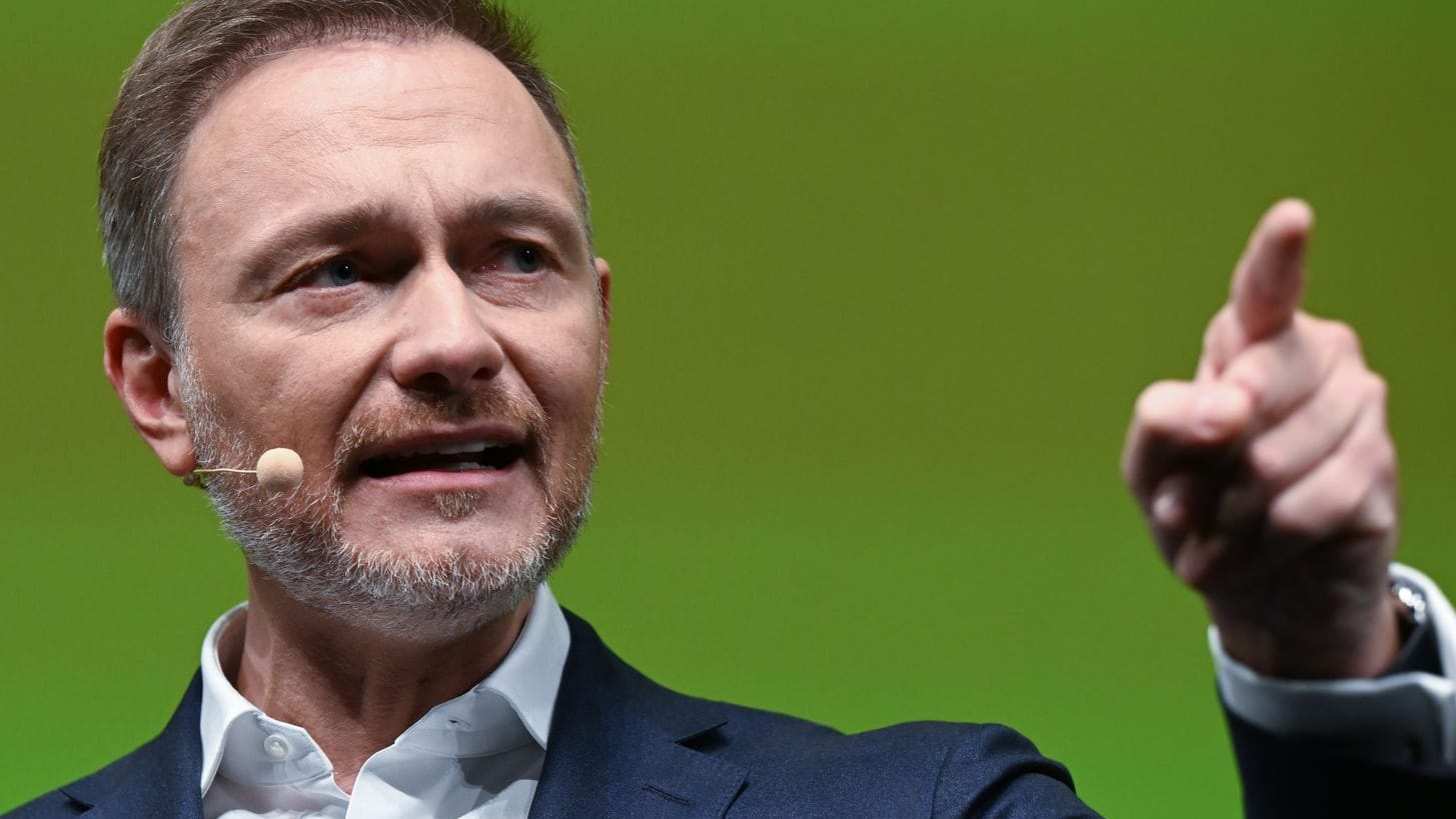 Christian Lindner spricht im Opernhaus: Der FDP-Chef und Bundesfinanzminister ist wegen seiner Klimapolitik scharfer Kritik ausgesetzt.