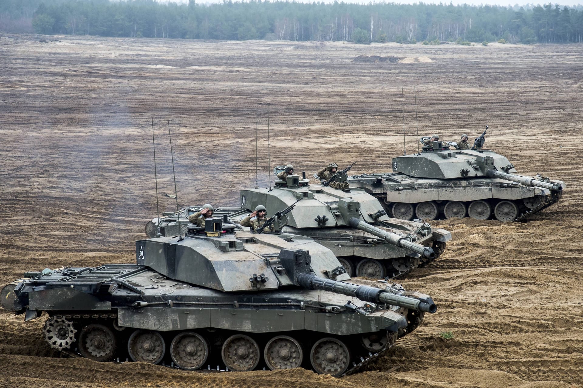 "Challenger 2" bei einer Übung in Polen: Die modernen Kampfpanzer haben eine deutlich höhere Durchschlagskraft als bisher zugesagte Schützenpanzer.