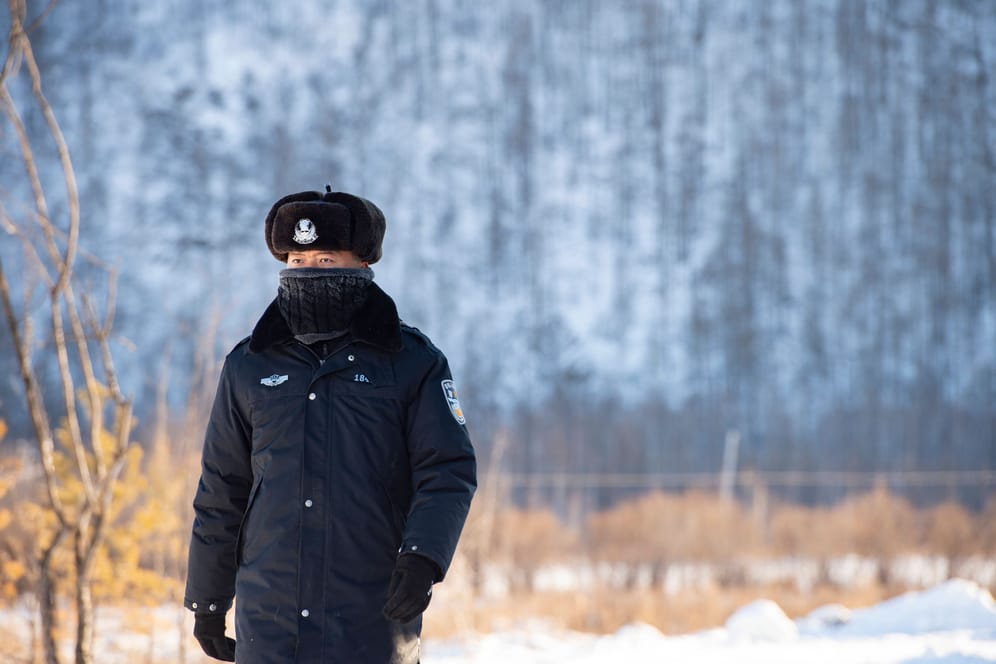 Ein Polizist aus Mohe patrouilliert die Grenze zu Russland: Die Stadt im Nordosten ist auch als "Chinas Nordpol" bekannt. Die jährliche Durchschnittstemperatur liegt bei minus 3 Grad.