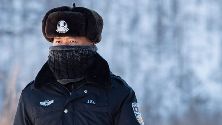 Ein Polizist aus Mohe patrouilliert die Grenze zu Russland: Die Stadt im Nordosten ist auch als "Chinas Nordpol" bekannt. Die jährliche Durchschnittstemperatur liegt bei minus 3 Grad.