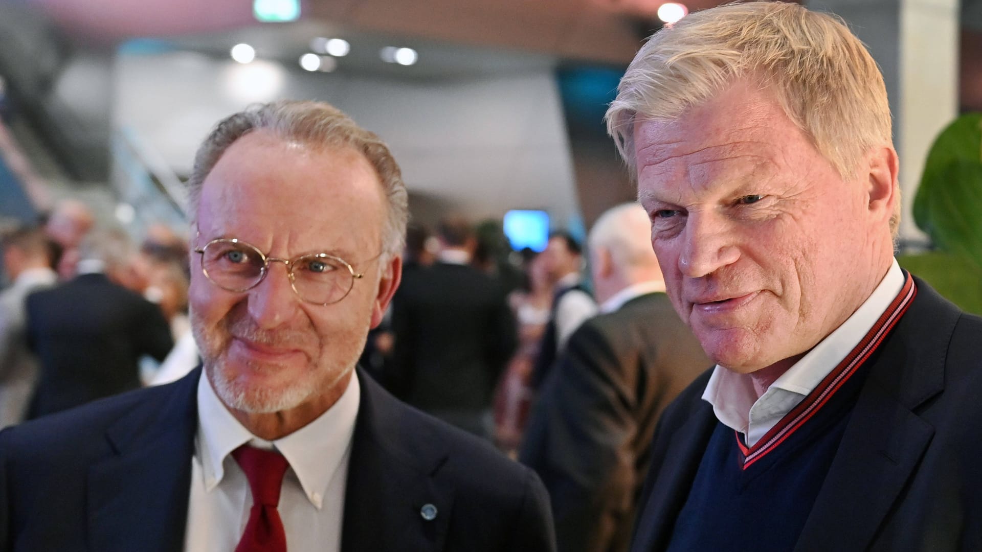 Oliver Kahn (r.) und Karl-Heinz Rummenigge: Der Vorstandsboss des FC Bayern hat den Posten im Sommer 2021 von seinem Vorgänger übernommen.