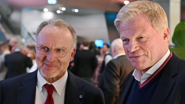 Oliver Kahn (r.) und Karl-Heinz Rummenigge: Der Vorstandsboss des FC Bayern hat den Posten im Sommer 2021 von seinem Vorgänger übernommen.