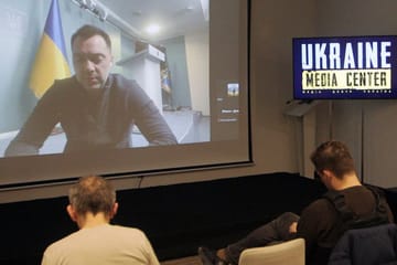 Oleksij Arestowytsch: Der Sicherheitsberater informiert seit Kriegsbeginn in Briefings und ist häufiger zu sehen als jeder ukrainische Minister.