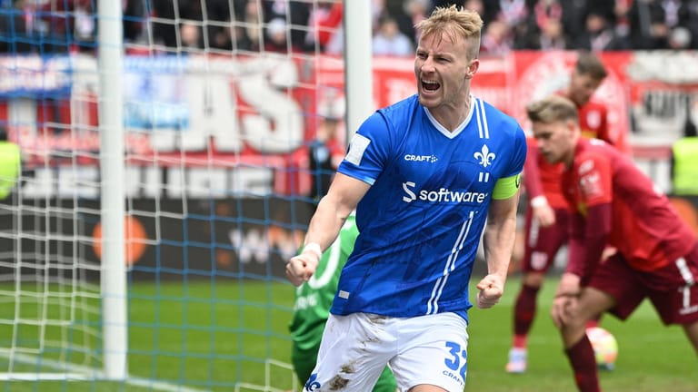 Fabian Holland jubelt: Darmstadts Kapitän schoss seine Mannschaft endgültig auf die Siegerstraße.