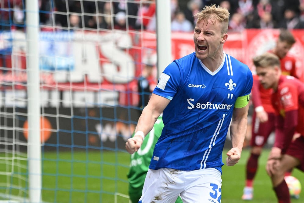 Fabian Holland jubelt: Darmstadts Kapitän schoss seine Mannschaft endgültig auf die Siegerstraße.