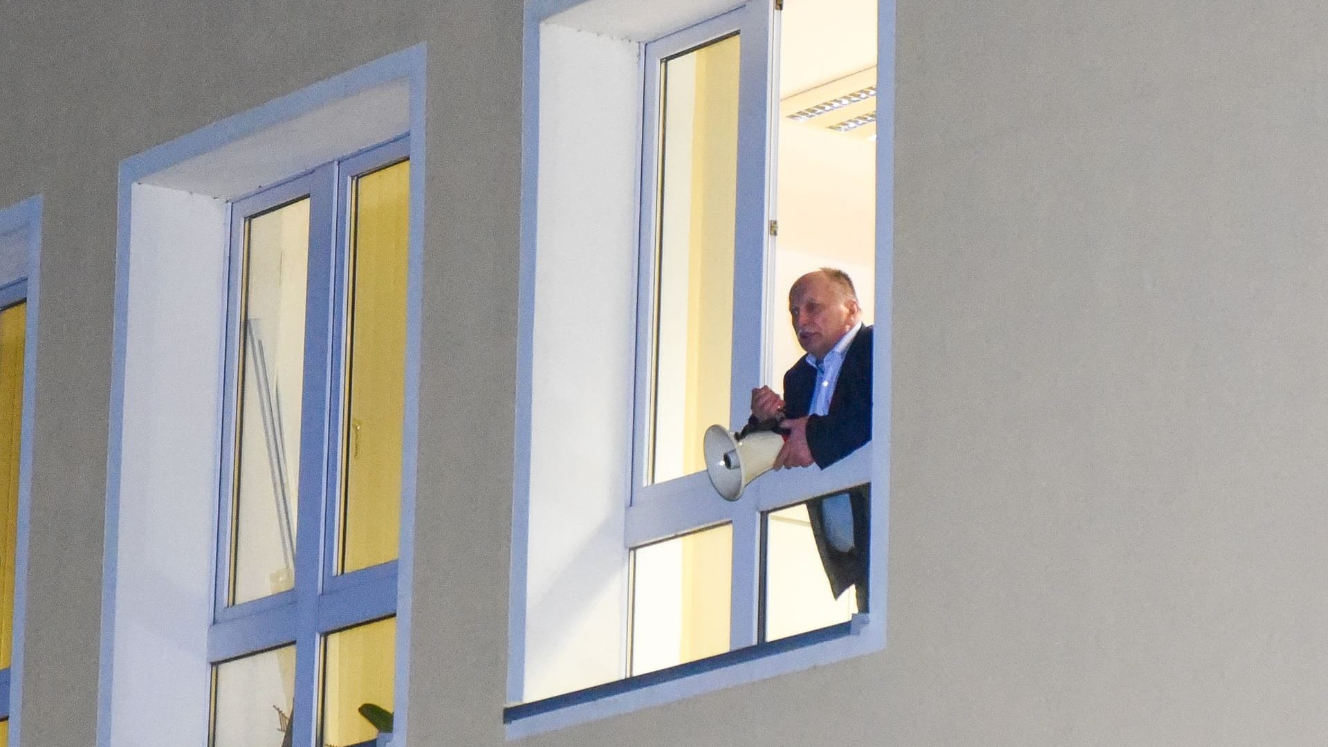 Bürgermeister Lothar Schneider spricht aus dem Fenster: "Da sind wir uns doch einig."