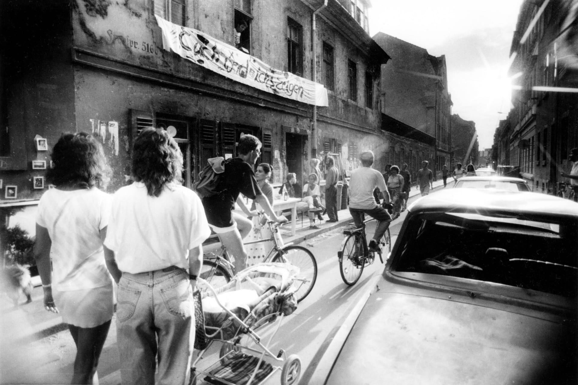 Besucher der ersten BRN im Jahr 1990 vor einem besetzten Haus in der Böhmischen Gasse.