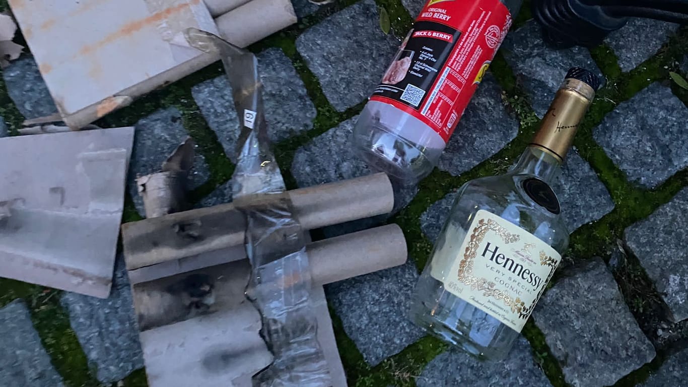 Silvestermüll sowie eine Schweppes- und eine Kognak-Flasche liegen auf der Terrasse des Restaurants "Mühlenstein".