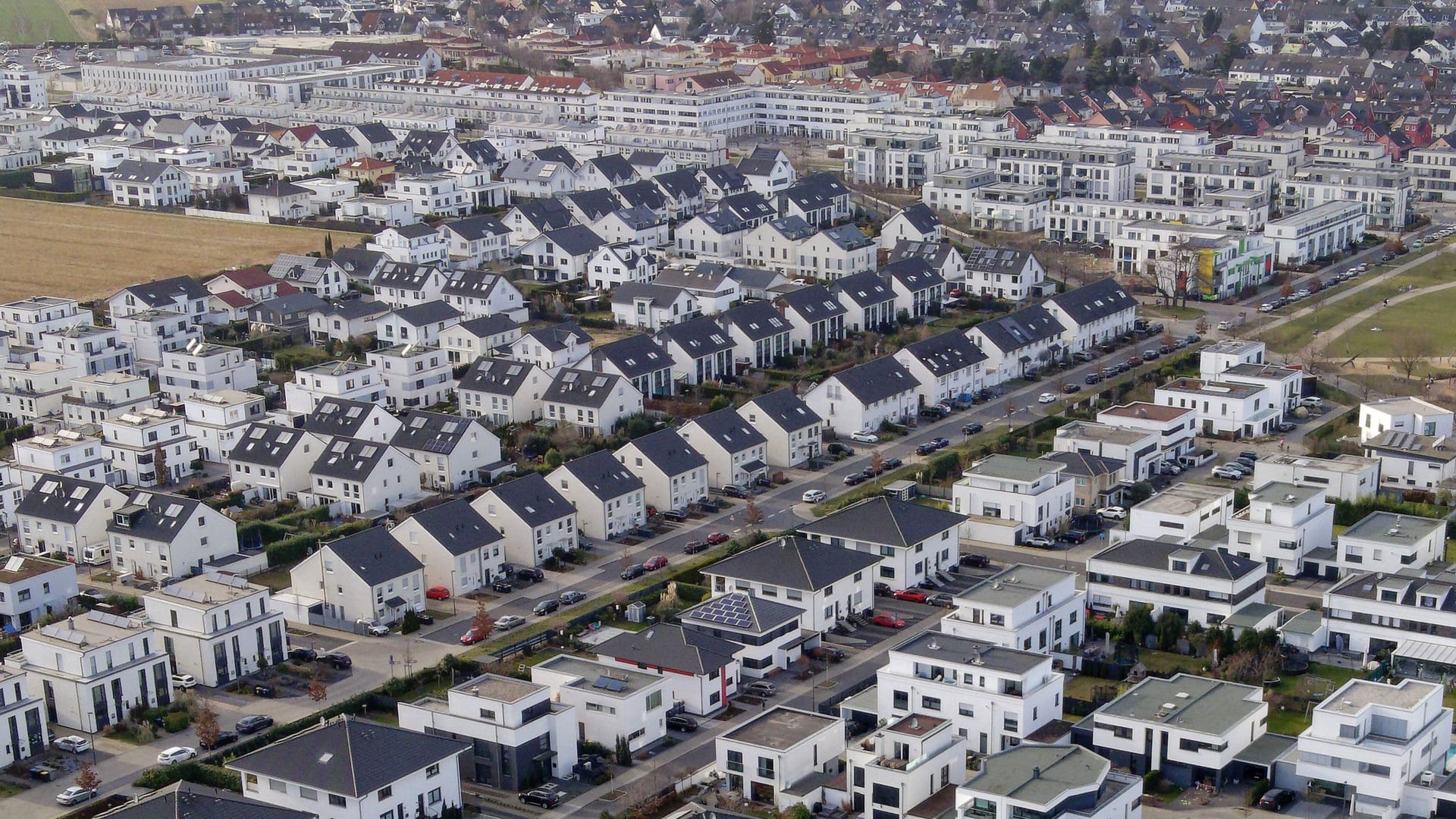 Einfamilienhäuser in Köln-Widdersdorf (Symbolbild): Wie hoch die Grundsteuer letztlich ausfällt, hängt von den neuen Hebesätzen der Städte und Gemeinden ab.