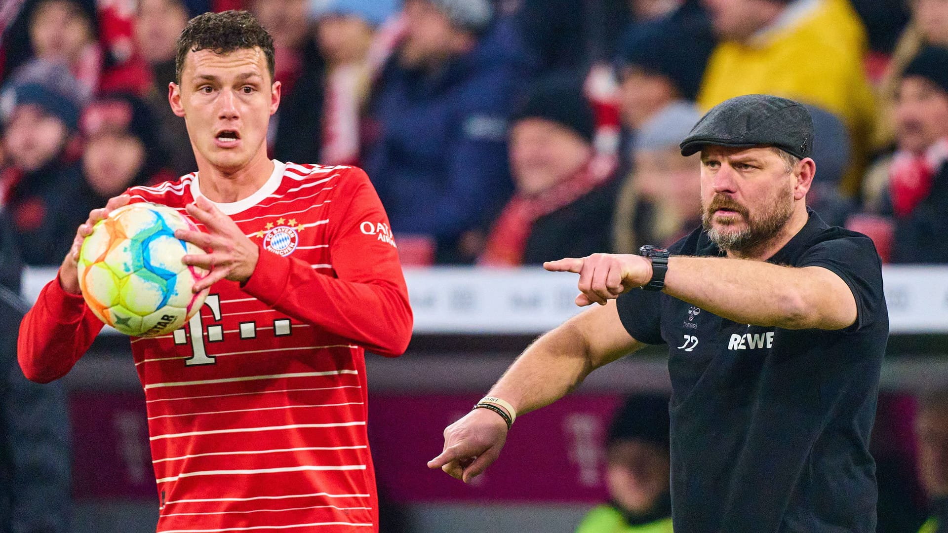 Benjamin Pavard (l.) und Steffen Baumgart: Der Köln-Trainer coachte sein Team im Eisschrank Allianz Arena nur im T-shirt.