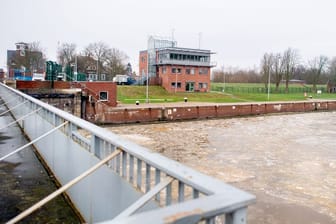 Das Leitstandgebäude steht an der Schleusenkammer der Großen Seeschleuse. Die grundlegende Sanierung soll bis zu 100 Millionen Euro kosten.