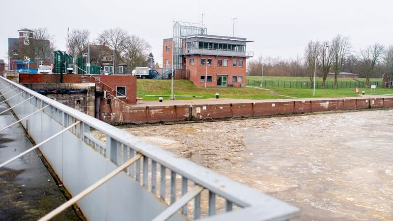 Das Leitstandgebäude steht an der Schleusenkammer der Großen Seeschleuse. Die grundlegende Sanierung soll bis zu 100 Millionen Euro kosten. Das Leitstandgebäude steht an der Schleusenkammer der Großen Seeschleuse. Die grundlegende Sanierung soll bis zu 100 Millionen Euro kosten.