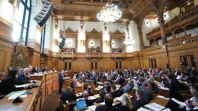 Die Abgeordneten der Hamburgischen Bürgerschaft sitzen während der Aktuellen Stunde im Rathaus: Die Sitzung wurde kurzzeitig ausgesetzt.