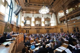 Die Abgeordneten der Hamburgischen Bürgerschaft sitzen während der Aktuellen Stunde im Rathaus: Die Sitzung wurde kurzzeitig ausgesetzt.