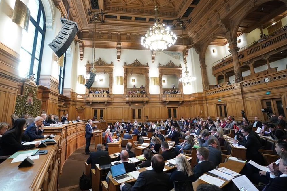 Die Abgeordneten der Hamburgischen Bürgerschaft sitzen während der Aktuellen Stunde im Rathaus: Die Sitzung wurde kurzzeitig ausgesetzt.