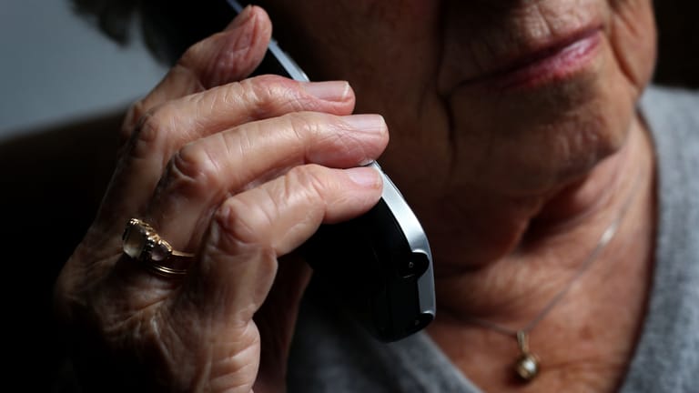 Rentnerin am Telefon (Symbolbild): Wer im Alter nicht genug Geld besitzt, um seinen Lebensunterhalt zu bestreiten, kann sich Hilfe holen.