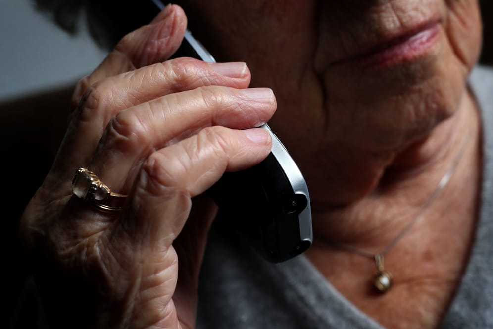 Rentnerin am Telefon (Symbolbild): Wer im Alter nicht genug Geld besitzt, um seinen Lebensunterhalt zu bestreiten, kann sich Hilfe holen.