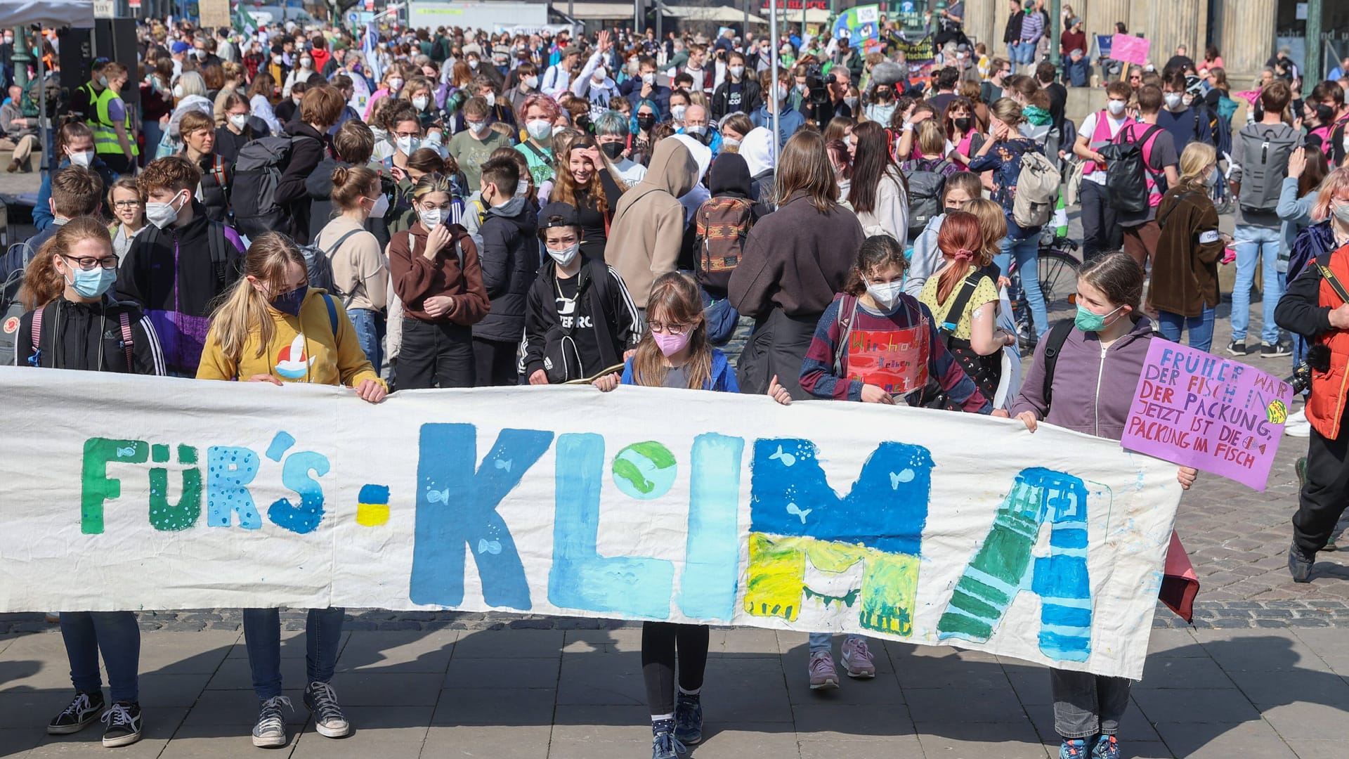 1400 Teilnehmer von Fridays for Future auf dem Opernplatz (Archvibild): Niedersachsens Verfassungsschutzchef hat eine klare Haltung.