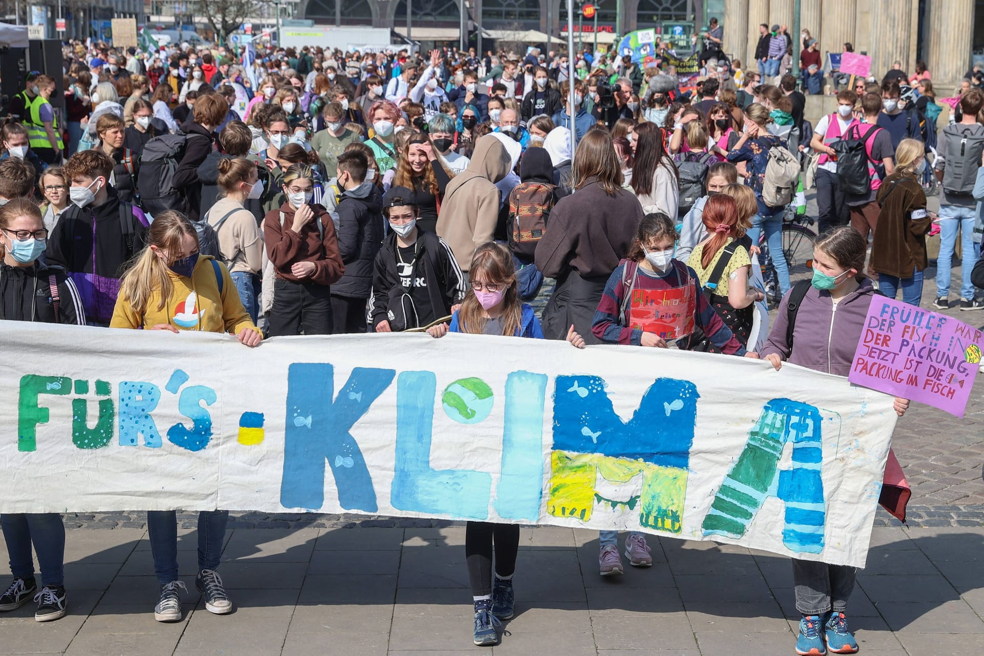 1400 Teilnehmer von Fridays for Future auf dem Opernplatz (Archvibild): Niedersachsens Verfassungsschutzchef hat eine klare Haltung.