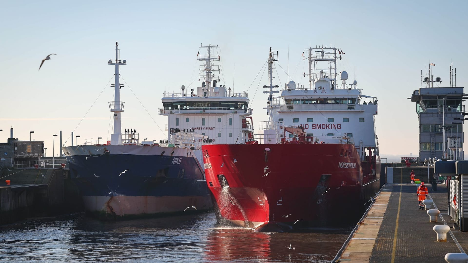 Die ersten Schiffe durchfahren den Nord-Ostsee-Kanal: Am Dienstag wurde er wieder für die Schifffahrt freigegeben.