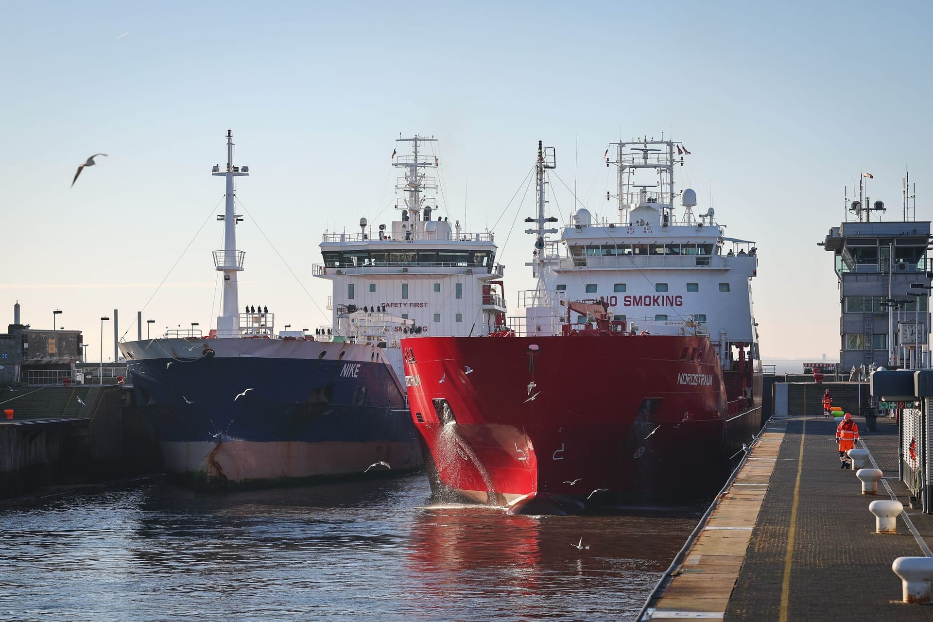 Die ersten Schiffe durchfahren den Nord-Ostsee-Kanal: Am Dienstag wurde er wieder für die Schifffahrt freigegeben.