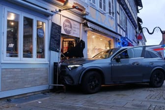 Ein Fahrzeug ist in der Celler Altstadt in mehrere Personen und eine Hauswand gefahren: Mehrere Menschen wurden bei dem Vorfall verletzt.