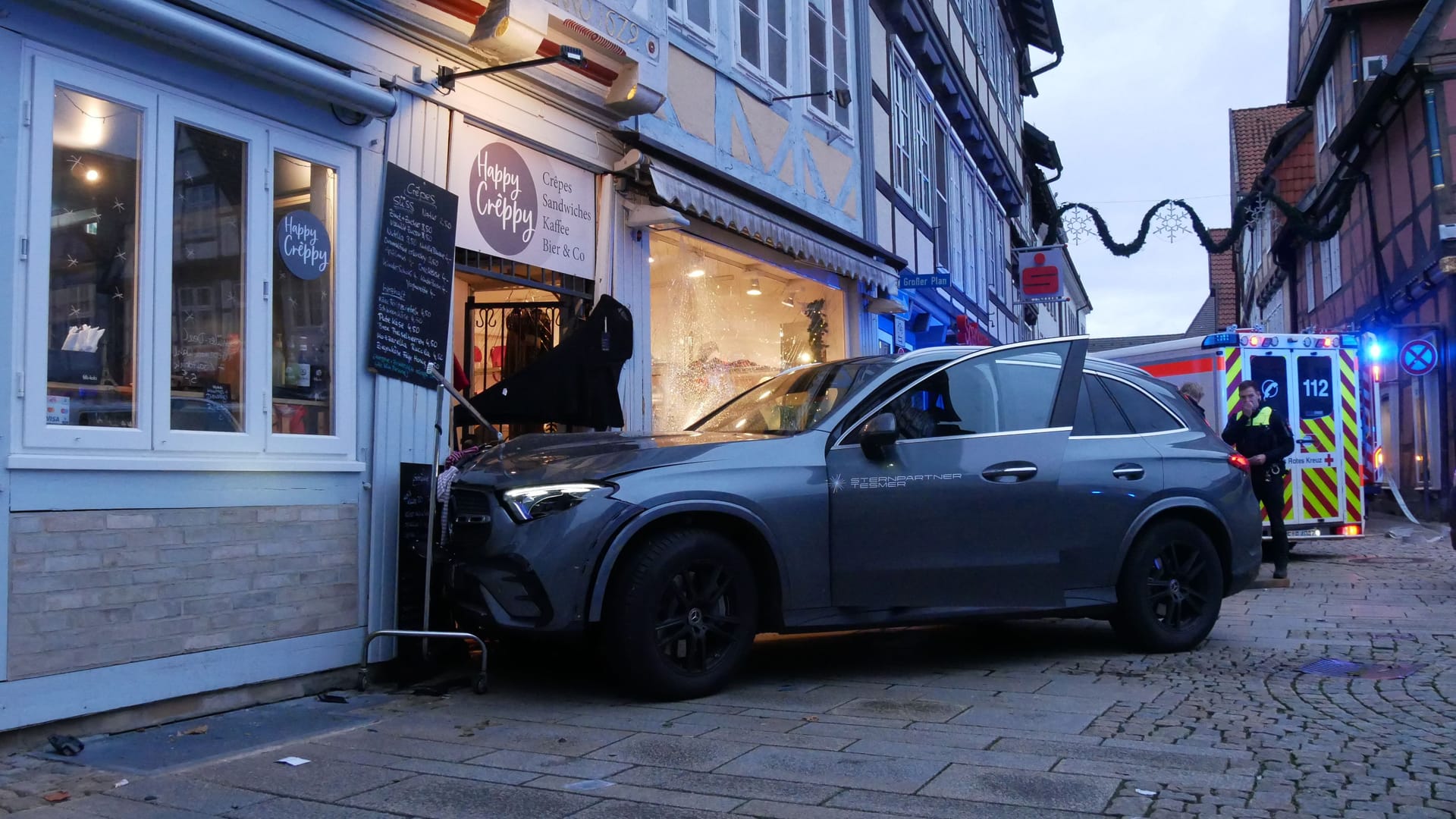 Ein Fahrzeug ist in der Celler Altstadt in mehrere Personen und eine Hauswand gefahren: Mehrere Menschen wurden bei dem Vorfall verletzt.