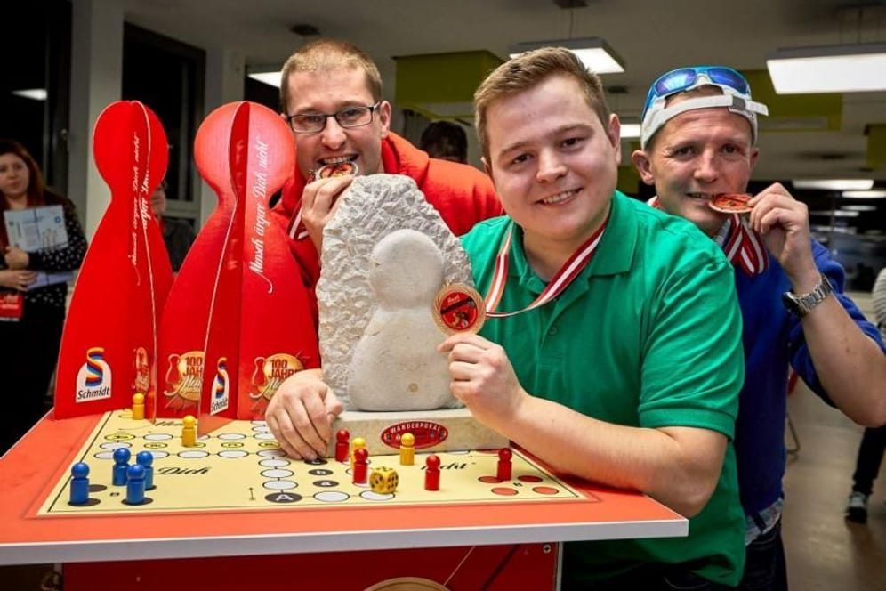 So sehen Brettspiel-Profis aus: Felix Kretschmer (Mitte), Denny Eibenstein (links) und Marcus Schöne. Sie haben bei den sächsischen Meisterschaften 2019 am besten gespielt.