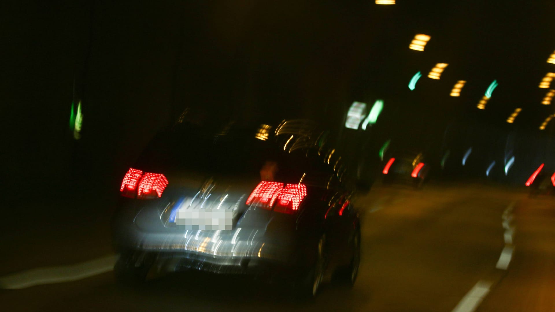 Ein Auto während der Fahrt (Archivbild): Die Polizei hat in Berlin einen Raser gestoppt.