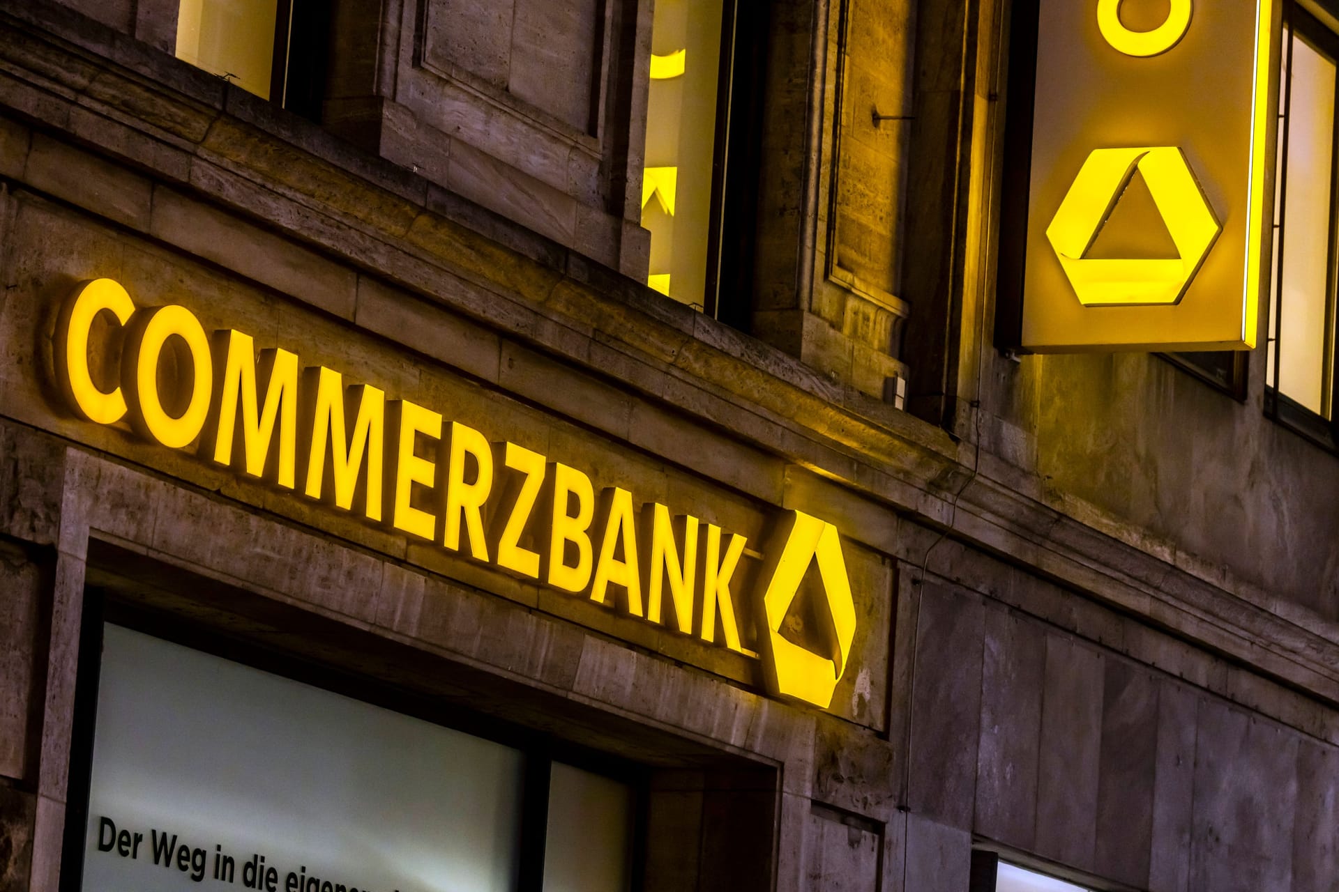 Commerzbank-Logo an einer Filiale in Stuttgart: Die Commerzbank hatte im September 2018 ihren Platz im damaligen Dax 30 wegen des stark gesunkenen Aktienkurses räumen müssen.