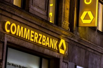 Commerzbank-Logo an einer Filiale in Stuttgart: Die Commerzbank hatte im September 2018 ihren Platz im damaligen Dax 30 wegen des stark gesunkenen Aktienkurses räumen müssen.