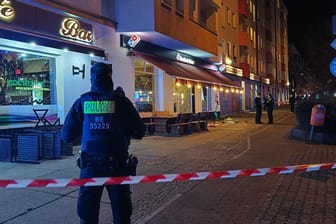 Die Polizei hat den Tatort abgesperrt: Auf dem Boden liegt blutige Kleidung.