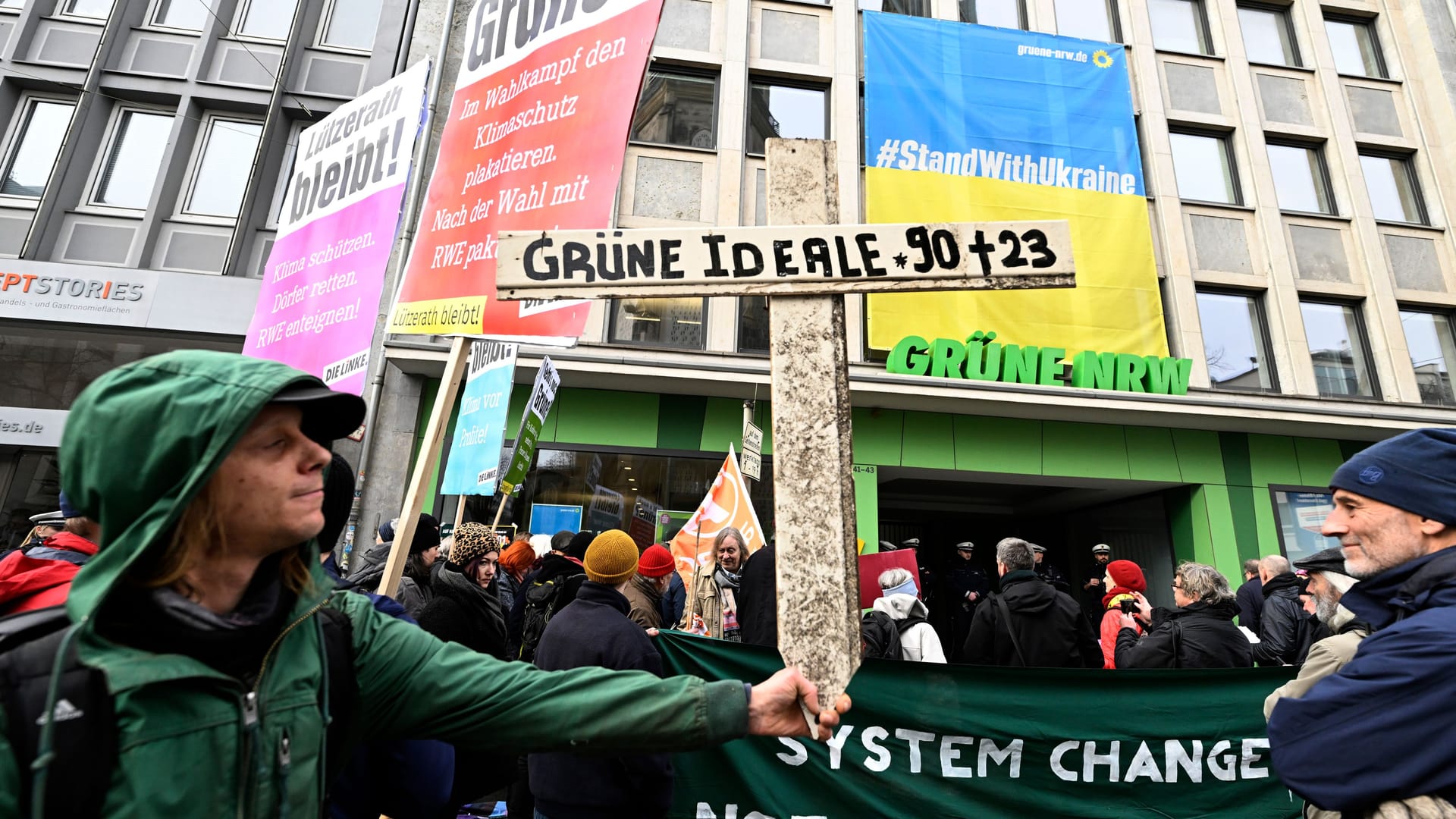 Aktivisten vor der Zentrale der Grünen in Düsseldorf (Archivbild): Bereits am Dienstag hatte es Proteste gegeben. Aktivisten vor der Zentrale der Grünen in Düsseldorf (Archivbild): Bereits am Dienstag hatte es Proteste gegeben.