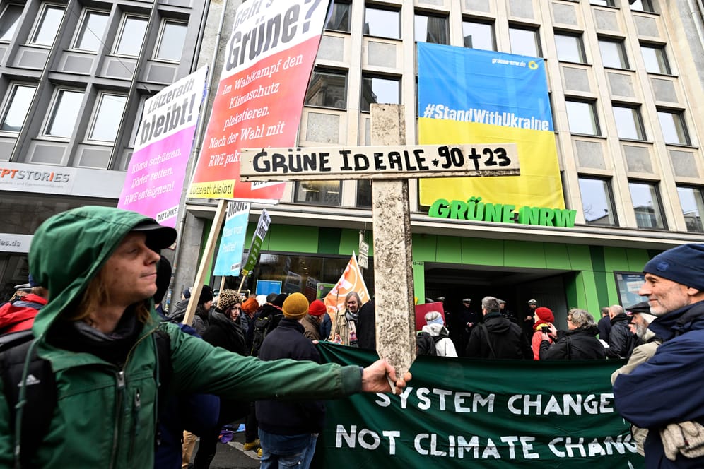 Aktivisten vor der Zentrale der Grünen in Düsseldorf (Archivbild): Bereits am Dienstag hatte es Proteste gegeben.