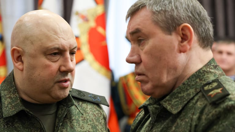 General Sergei Surowikin (l.) und Walerij Gerasimmow (Archivbild), der neue russische Oberbefehlshaber für die Ukrainetruppen.