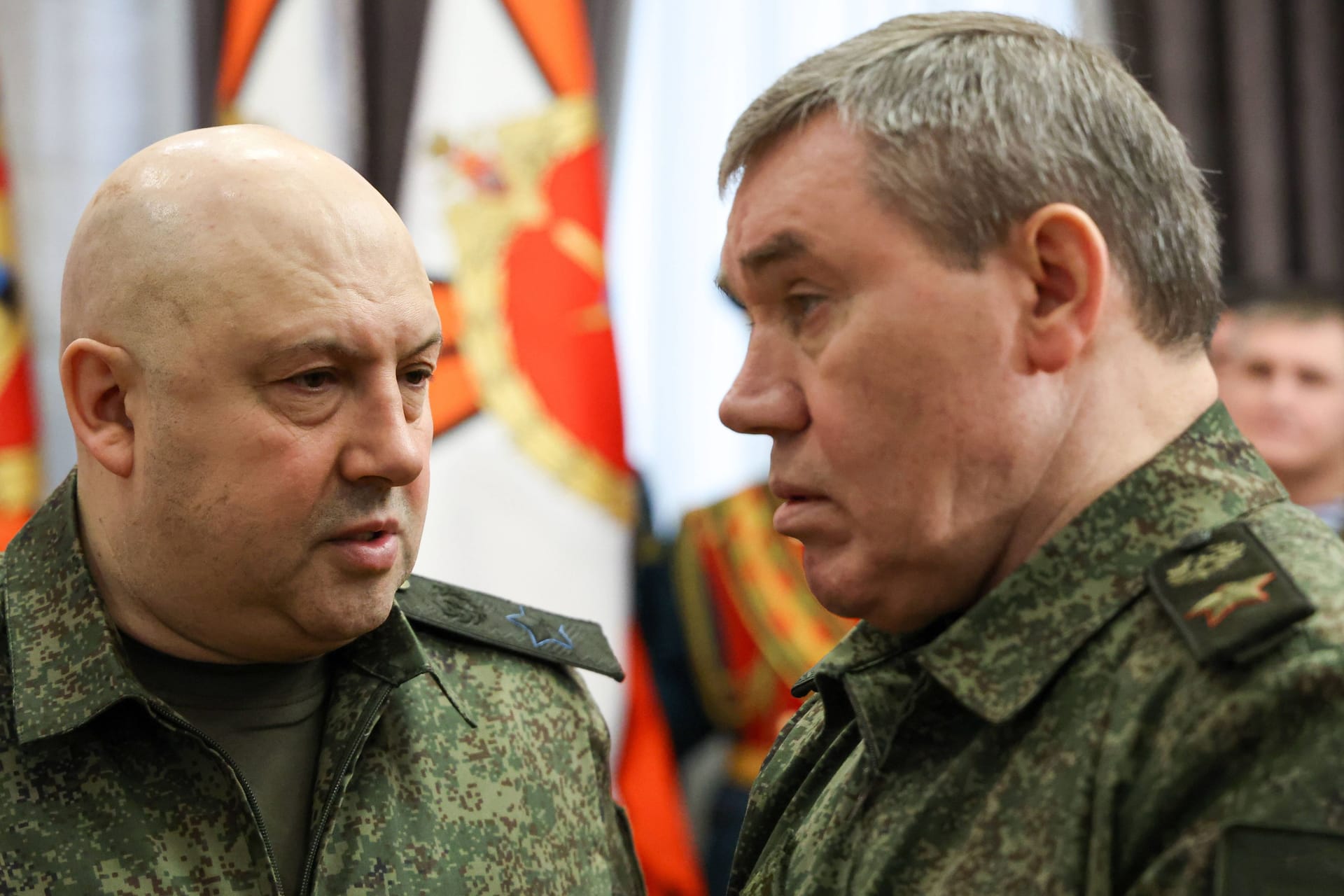 General Sergei Surowikin (l.) und Walerij Gerasimmow (Archivbild), der neue russische Oberbefehlshaber für die Ukrainetruppen.