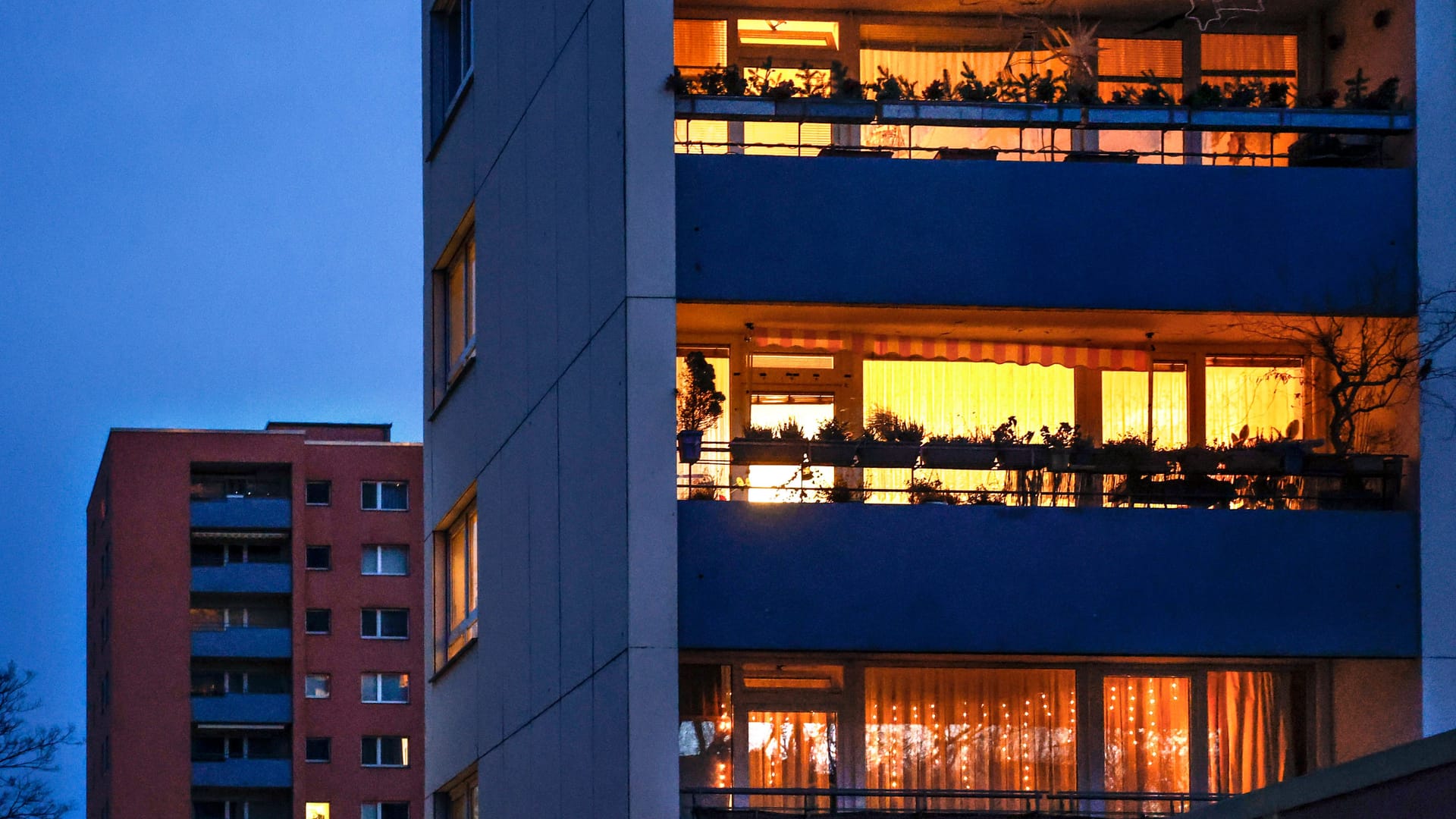 Ein Mehrfamilienhaus (Symbolbild): Der Wohnungskonzern Vonovia will dieses Jahr keine neuen Häuser errichten.6