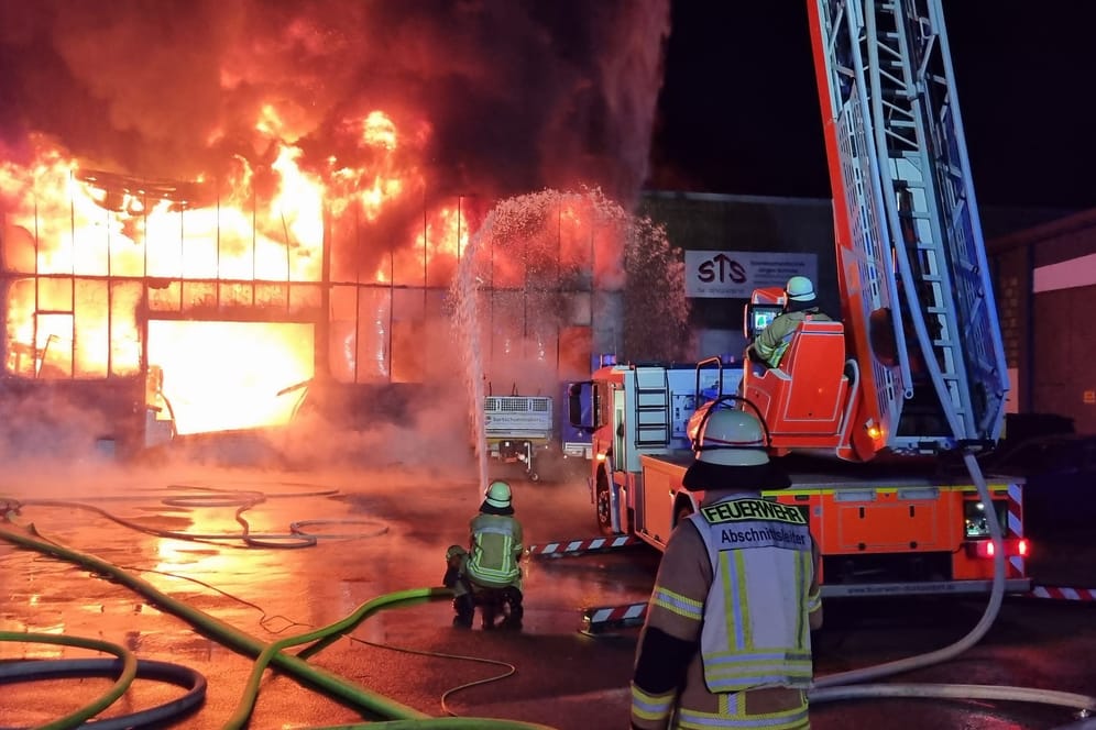 Der Gewerbebetrieb in Flammen: Die Feuerwehr versucht ein Übergreifen der Flammen auf Nachbargebäude zu verhindern.