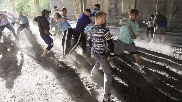 Zwei verfeindete Hooligan-Gruppen kämpfen: Vielen war der "Tatort" zu brutal.