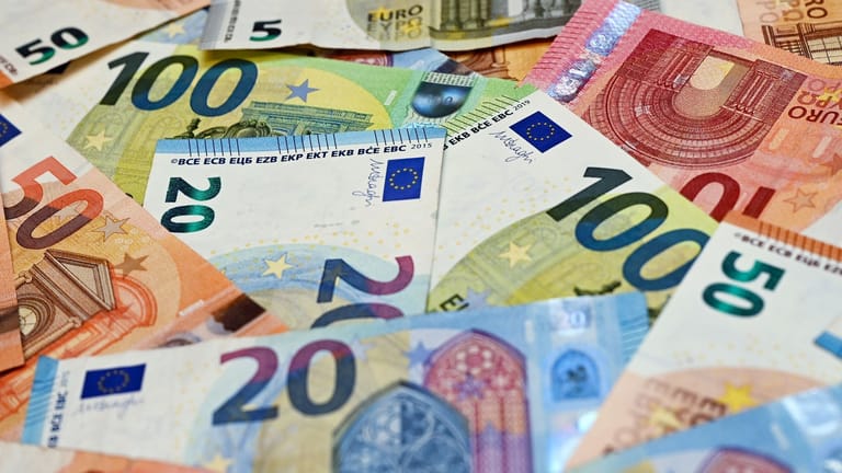 Euroscheine liegen auf einem Tisch (Symbolbild): Ein Mann hat 19.000 Euro auf seinem Autodach vergessen.